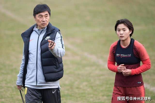 餐厅向外国客人跪拜引发争议，文化传播遭质疑
